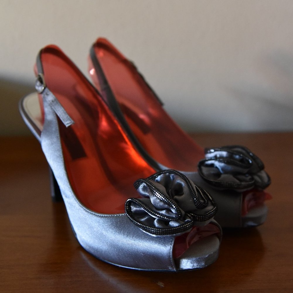 Nina Womens Size 7 Silver Heels with Floral Decor